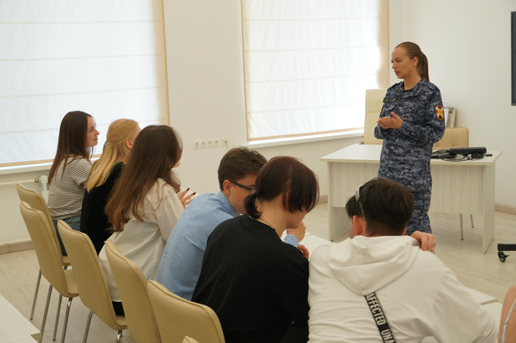 Новгородские росгвардейцы провели   «круглый стол»  с будущими журналистами 