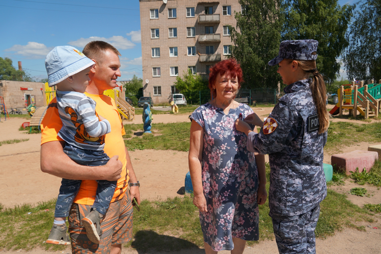 Новгородские росгвардейцы в честь Дня  России   вручили горожанам более  100 ленточек-триколоров   