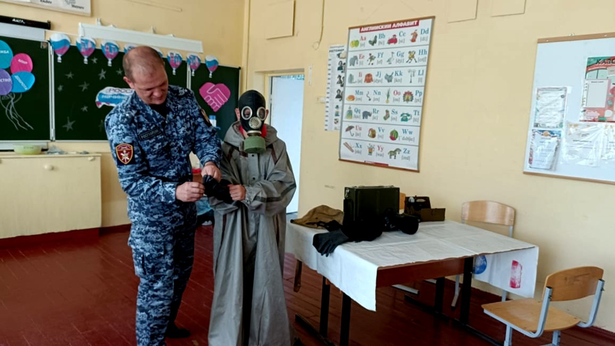 Новгородские  росгвардейцы  провели  занятие с подшефным классом  по  РХБЗ защите 