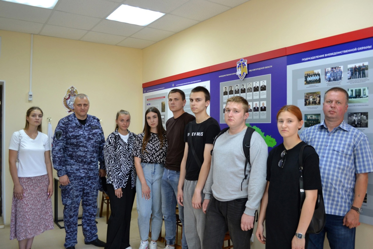 Сотрудники новгородской Росгвардии провели экскурсию для стажёров 