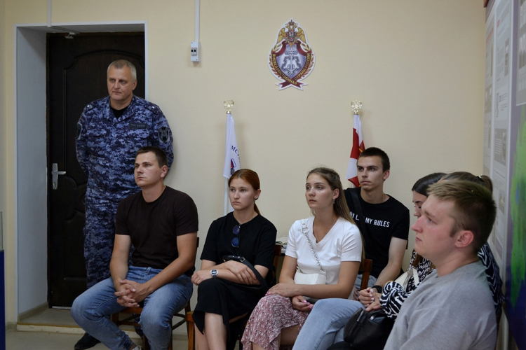 Сотрудники новгородской Росгвардии провели экскурсию для стажёров 