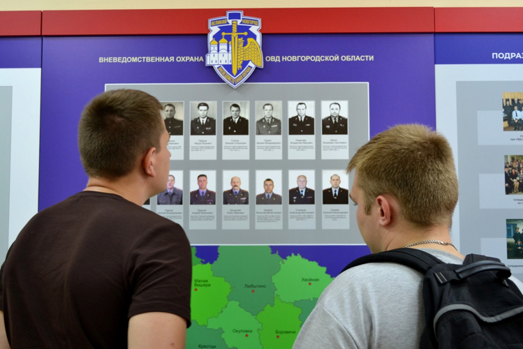 Сотрудники новгородской Росгвардии провели экскурсию для стажёров 