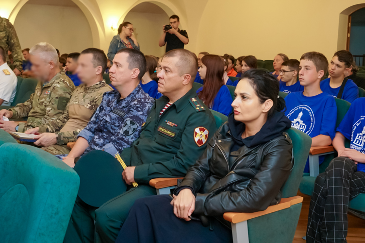 Сотрудники новгородской Росгвардии приняли участие в организации молодежного проекта «Иверский городок – 2024»