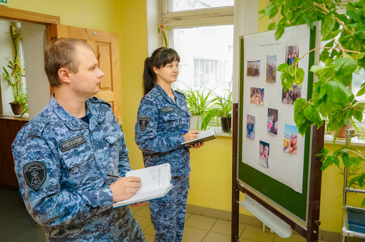 В отделе вневедомственной охраны Росгвардии открылась фотовыставка ко Дню семьи, любви и верности