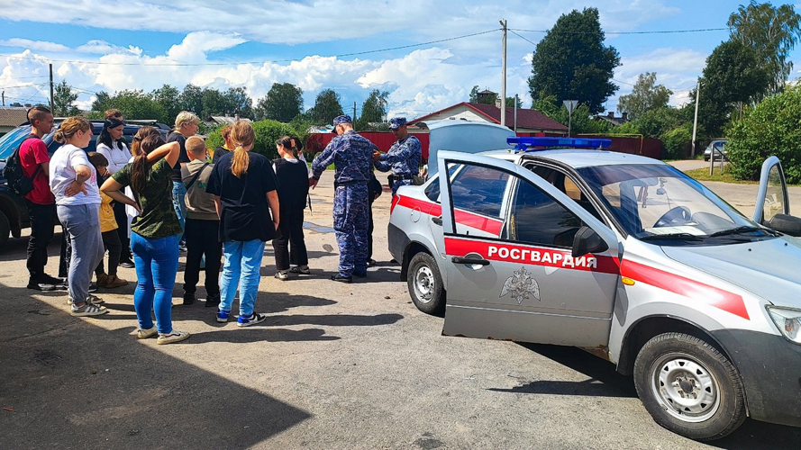 Сотрудники новгородской Росгвардии встретились с воспитанниками детского лагеря