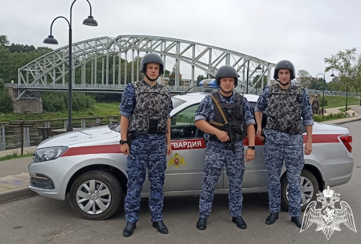 В Новгородской области сотрудники вневедомственной охраны Росгвардии задержали гражданина по подозрению в подделке документов