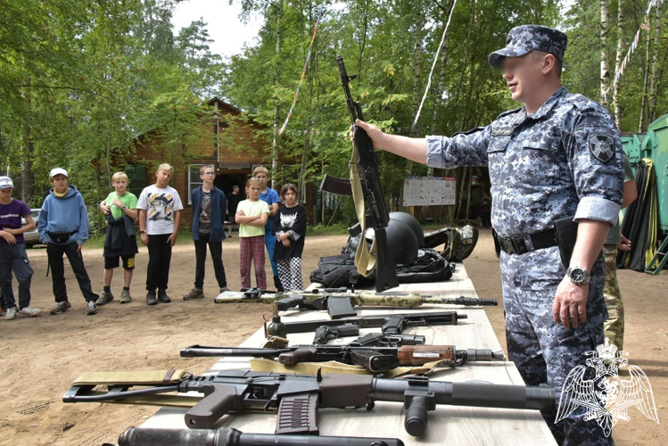 Росгвардейцы из Новгородской области посетили воспитанников детского лагеря