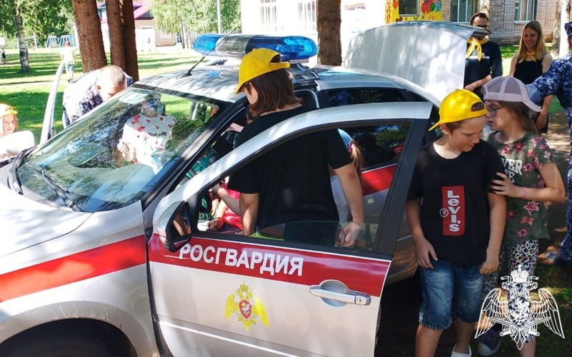 Сотрудники новгородской Росгвардии встретились с воспитанниками лагеря