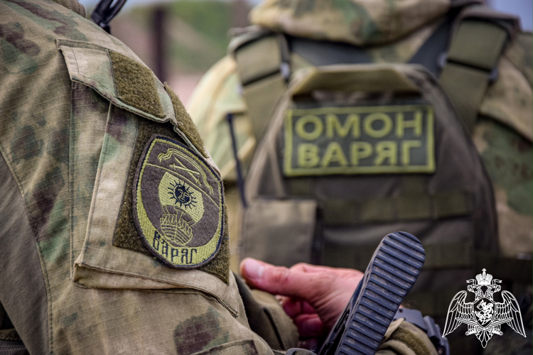 Сотрудники новгородского ОМОН приняли участие во всероссийских соревнованиях по практической стрельбе «Вечно живые»