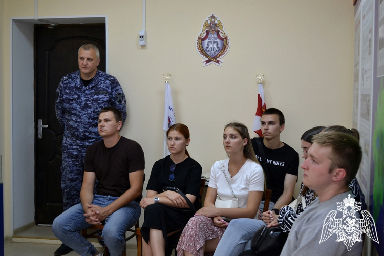 Сотрудники новгородской Росгвардии провели экскурсию для стажёров 