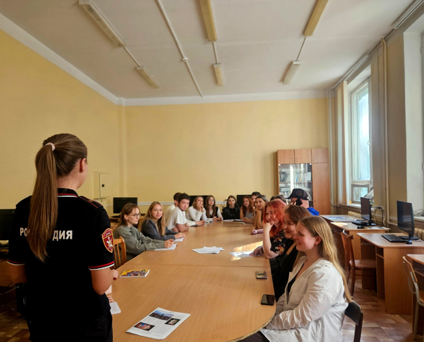 Новгородские росгвардейцы провели «круглый стол» с будущими журналистами