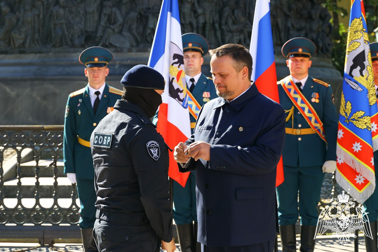 Губернатор  Новгородской  области  Андрей Никитин   вручил  сотруднику Росгвардии  региональную награду орден  «За честь и мужество»
