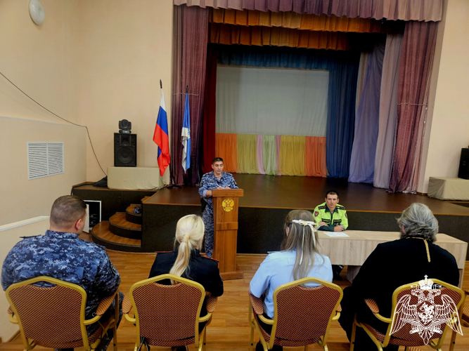 Новгородские росгвардейцы провели круглый стол с представителями ГИБДД и   Новгородской епархии   по вопросам безопасности дорожного движения 