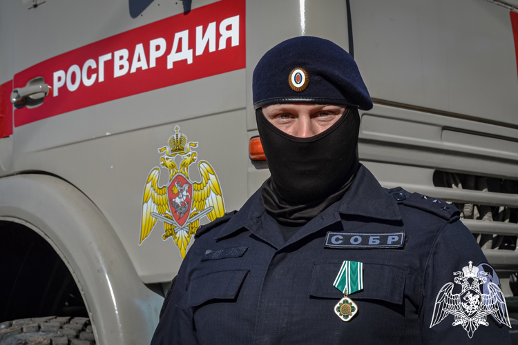 Губернатор  Новгородской  области  Андрей Никитин   вручил  сотруднику Росгвардии  региональную награду орден  «За честь и мужество»