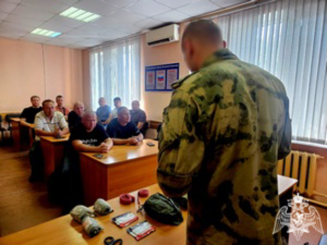 Новгородские росгвардейцы провели занятие по тактической медицине для сотрудников предприятия