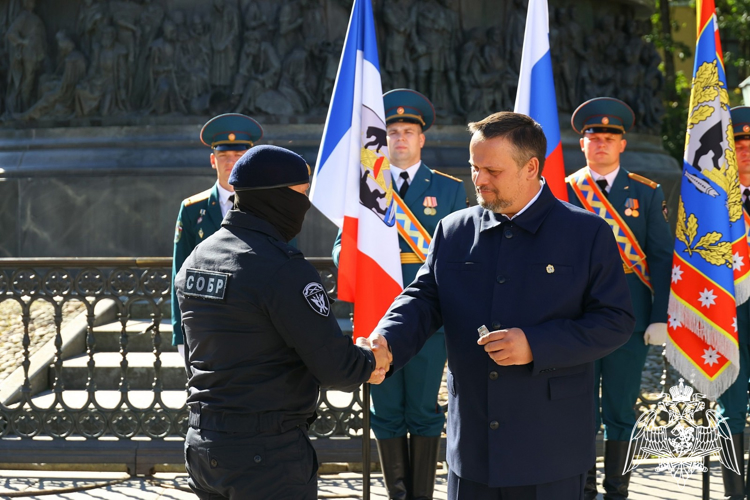 Губернатор Новгородской области Андрей Никитин вручил сотруднику Росгвардии региональную награду орден «За честь и мужество»