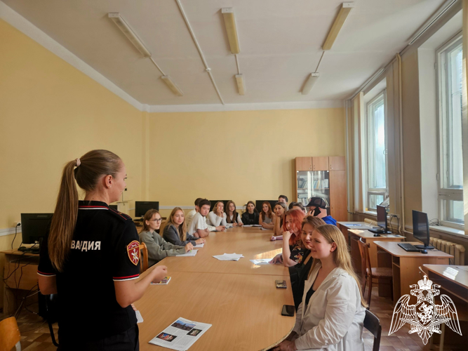 Новгородские росгвардейцы провели «круглый стол» с будущими журналистами