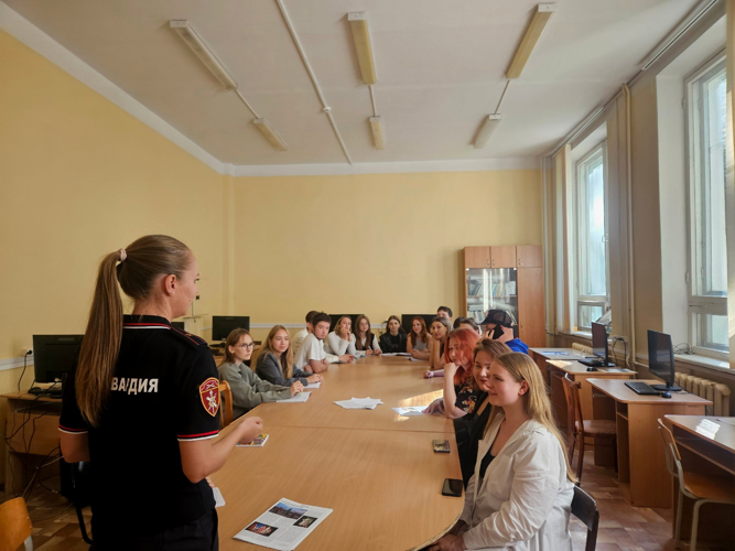 Новгородские росгвардейцы провели «круглый стол» с будущими журналистами