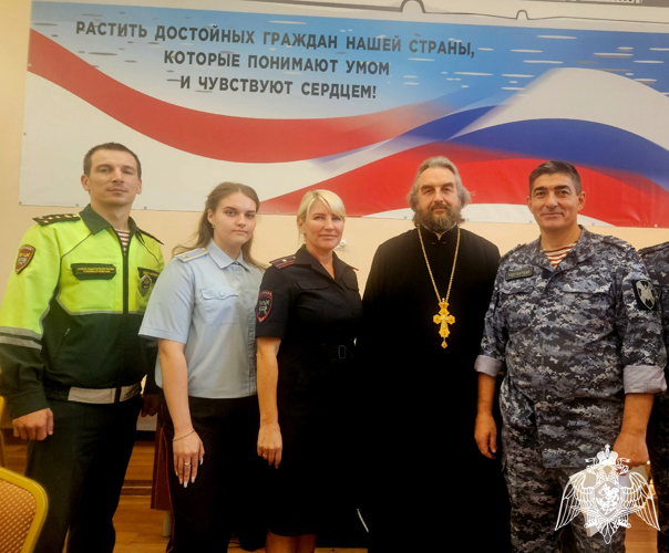Новгородские росгвардейцы провели круглый стол с представителями ГИБДД и   Новгородской епархии   по вопросам безопасности дорожного движения 