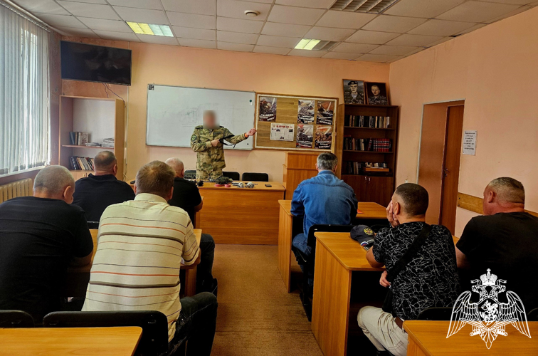 Новгородские росгвардейцы провели занятие  по тактической медицине  для сотрудников предприятия 