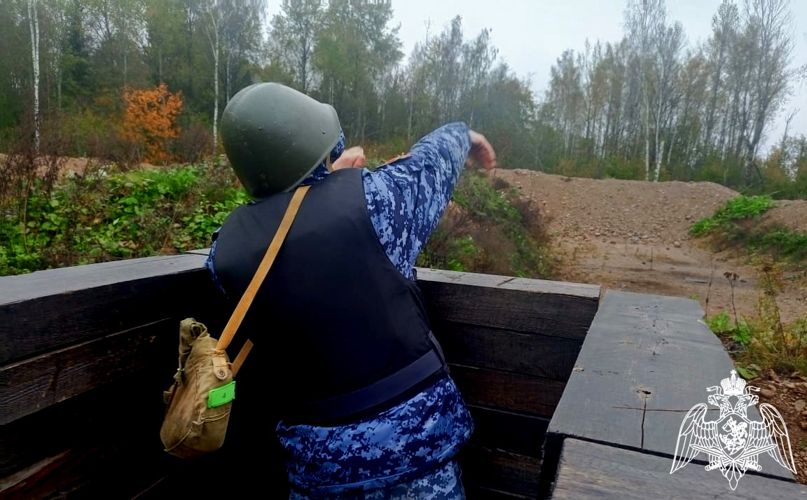 Военнослужащие новгородской  Росгвардии  провели  занятия   по учебно-боевому  гранатометанию  