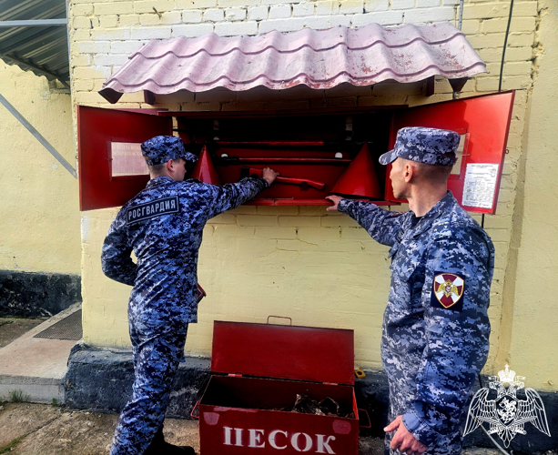 Новгородские росгвардейцы проводят теоретические пожарно-профилактические мероприятия