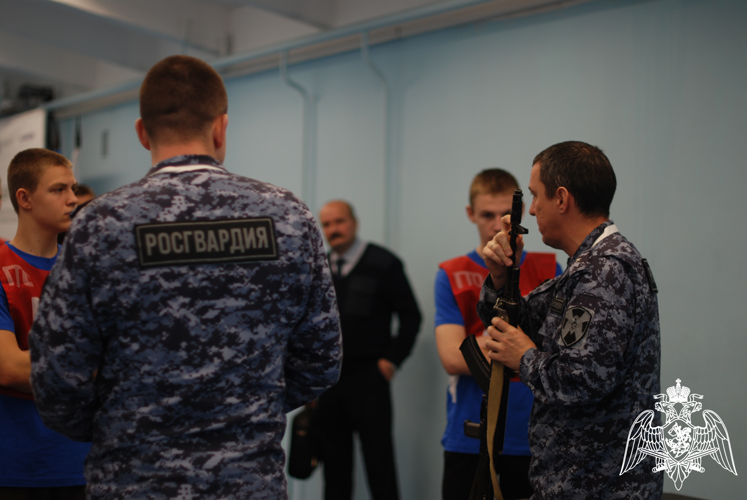 Новгородские росгвардейцы провели для  молодежи региона занятие по сборке и разборке автомата Калашникова