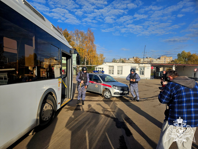 Новгородские росгвардейцы обеспечивают  безопасность  в общественном транспорте
