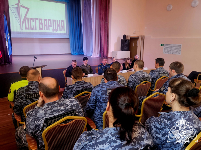Новгородские росгвардейцы провели  межведомственный круглый стол