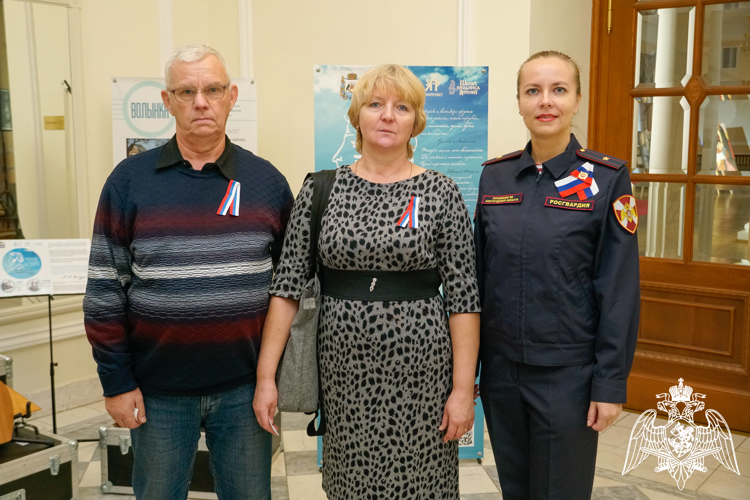 Телесюжет в программе "Новость часа" на Новгородском областном телевидении от 05 ноября 2024 года о вручении ленточек-триколор