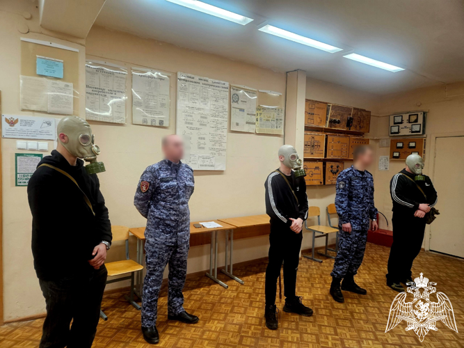 Новгородские росгвардейцы провели занятие для молодежи по РХБЗ защите