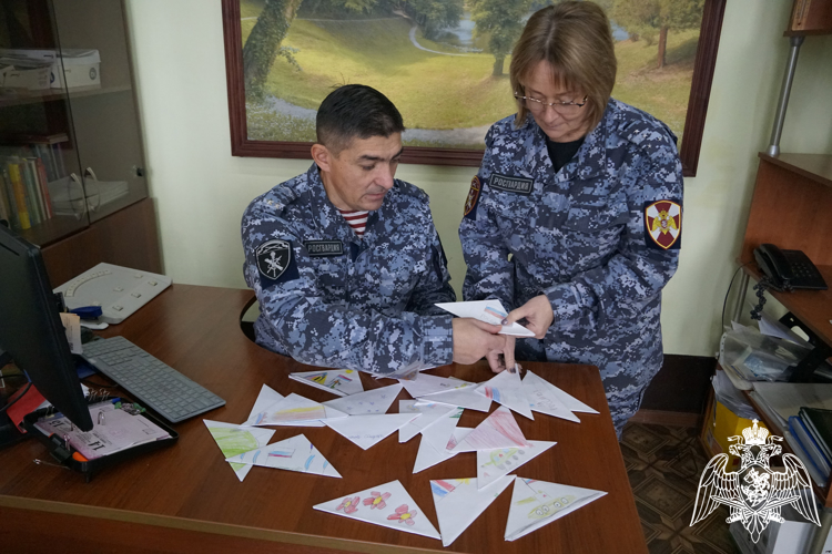 Новгородские школьники вместе с мамами написали более 100 писем для росгвардейцев в районы СВО