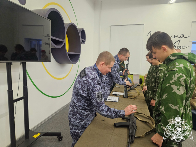 Новгородские росгвардейцы провели для молодежи региона занятие по сборке и разборке автомата Калашникова