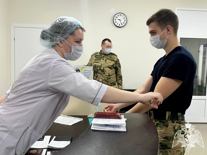 Телесюжет в программе "Новость часа" на Новгородском областном телевидении от 19 декабря 2024 года об участии росгвардейцев в донорской акции