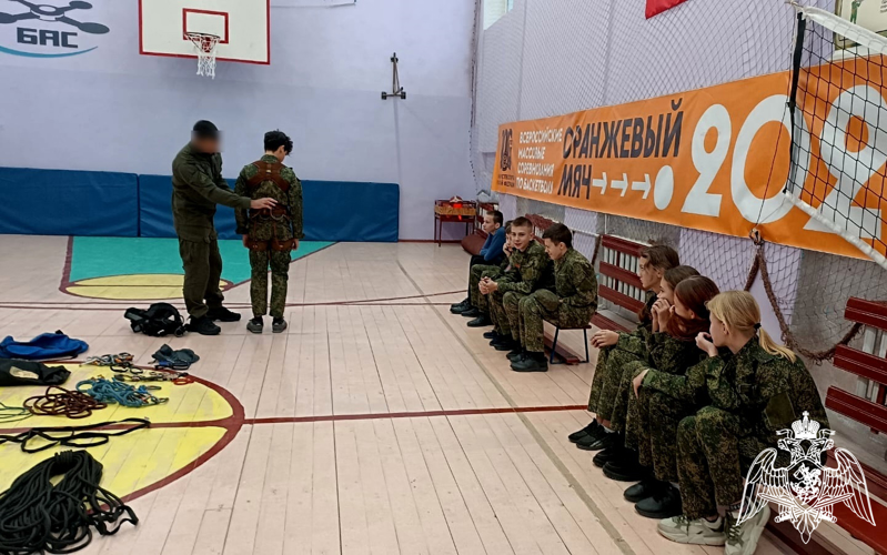 Новгородские росгвардейцы провели занятие для школьников по высотной подготовке
