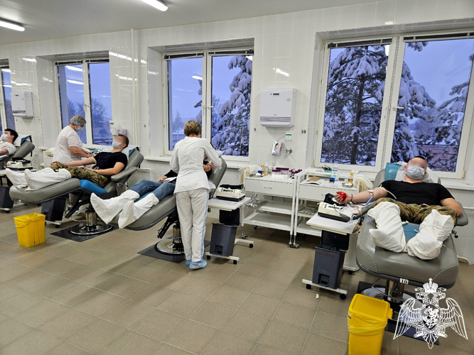 Новгородские росгвардейцы сдали  9 литров донорской крови
