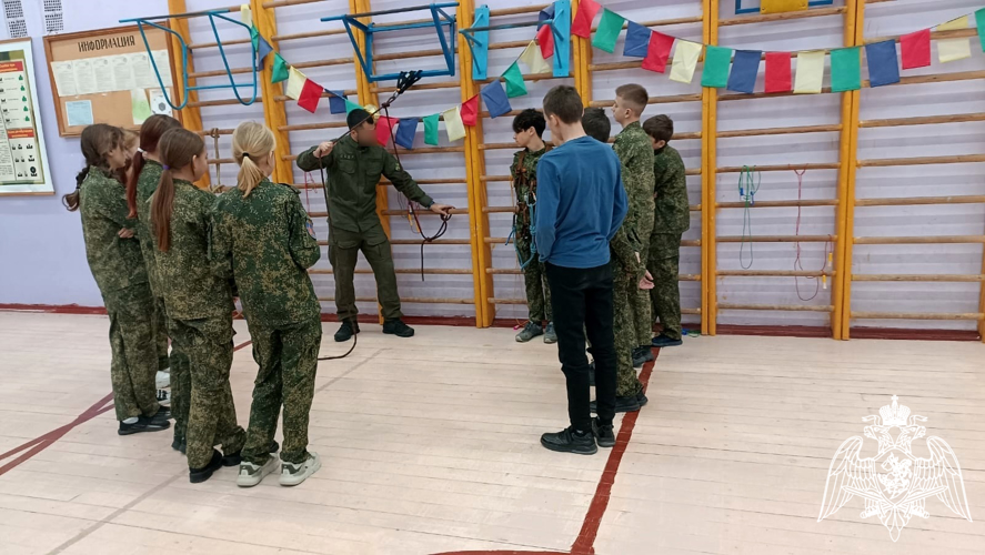 Новгородские росгвардейцы провели занятие для школьников по высотной подготовке