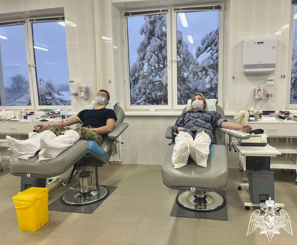Новгородские росгвардейцы сдали  9 литров донорской крови
