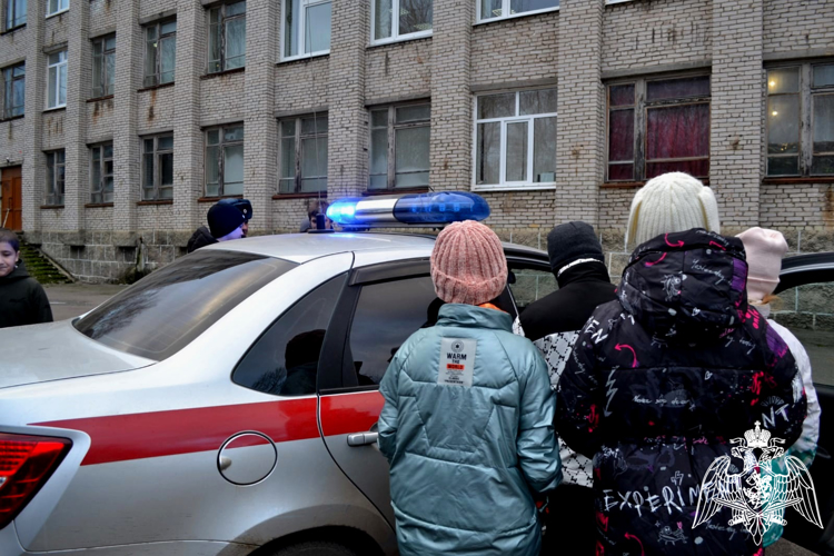 Сотрудники вневедомственной охраны Росгвардии  рассказали новгородским школьникам о своей службе