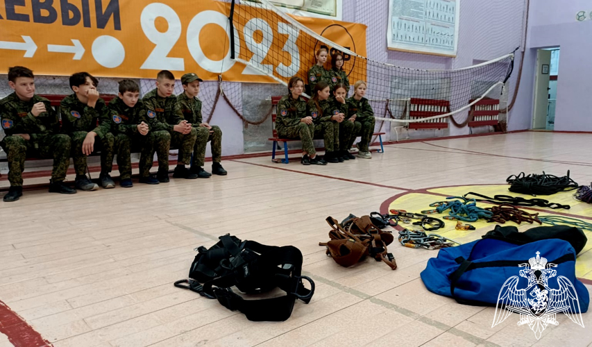 Новгородские росгвардейцы провели занятие для школьников по высотной подготовке