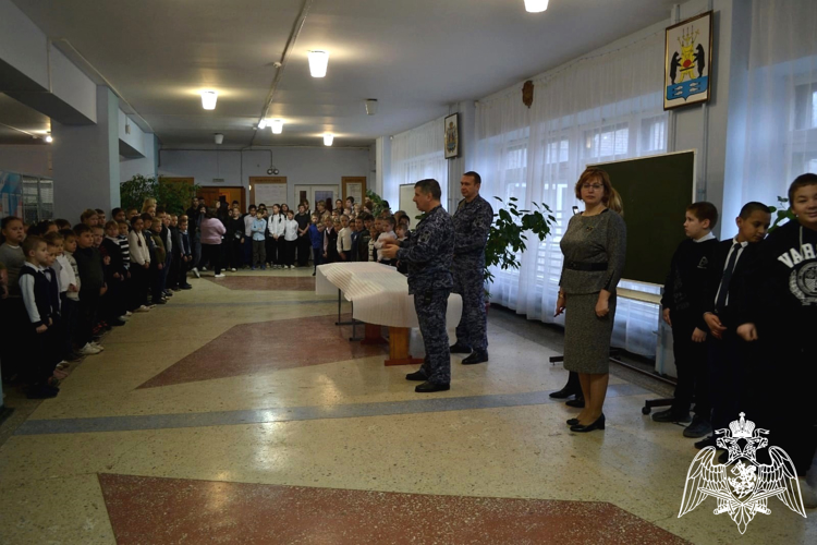 Сотрудники вневедомственной охраны Росгвардии  рассказали новгородским школьникам о своей службе