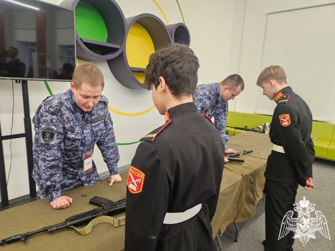Новгородские росгвардейцы провели для молодежи региона занятие по сборке и разборке автомата Калашникова