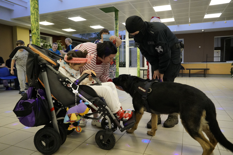 Новгородские кинологии Росгвардии исполнили мечту детей из  реабилитационного центра «Юрьево»