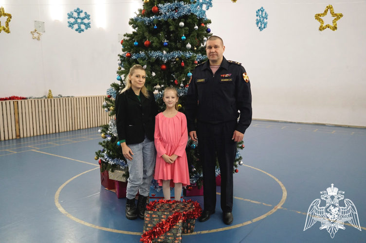 Начальник Управления Росгвардии по Новгородской области принял участие  в благотворительной акции «Ёлка желаний»
