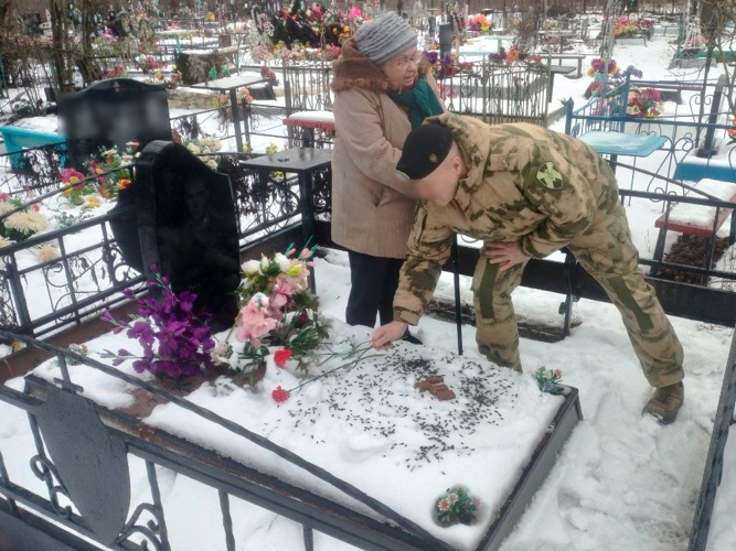 Сотрудники новгородского ОМОН Росгвардии почтили память погибшего товарища