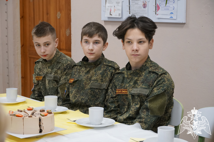 Начальник Управления Росгвардии по Новгородской области провел круглый стол  с учащимися подшефного класса «Гвардейская смена»