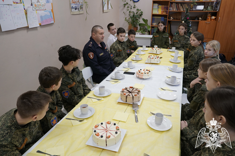 Начальник Управления Росгвардии по Новгородской области провел круглый стол  с учащимися подшефного класса «Гвардейская смена»