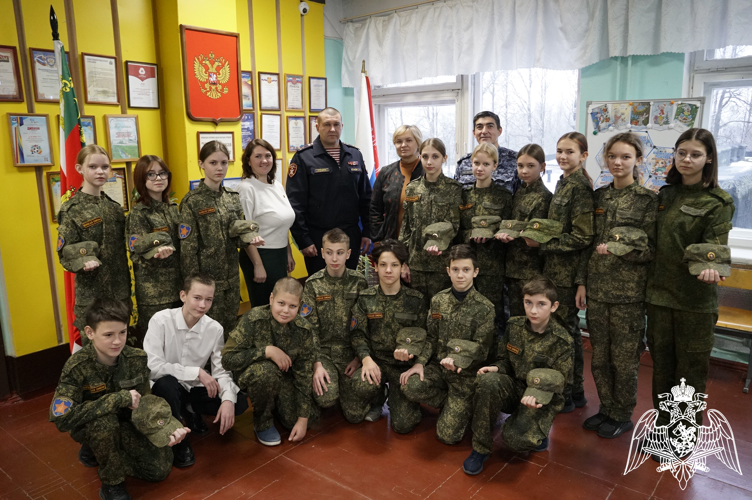 Начальник Управления Росгвардии по Новгородской области провел круглый стол  с учащимися подшефного класса «Гвардейская смена»