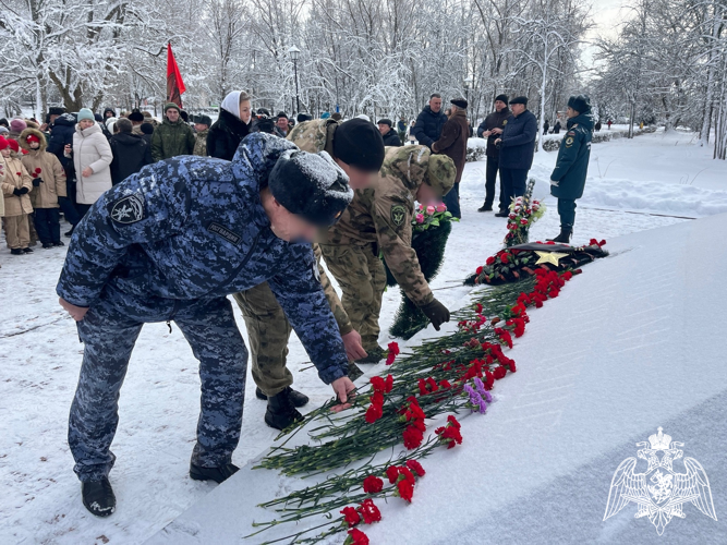 Новгородские росгвардейцы возложили цветы к памятнику воинам-интернационалистам