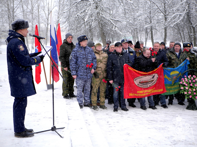 Новгородские росгвардейцы возложили цветы к памятнику воинам-интернационалистам